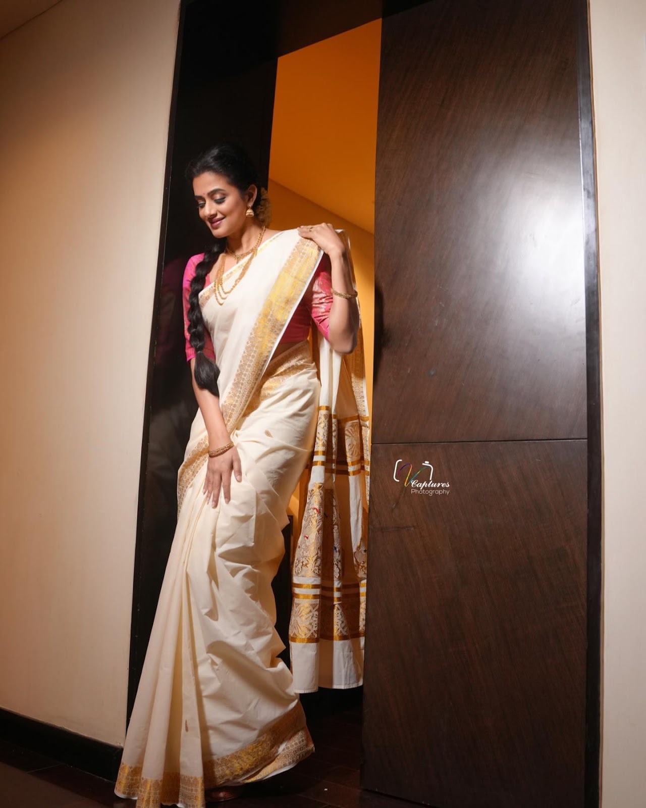 Kerala Actress Priyamani in Onam Special White Saree08